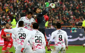 محسن فروزان عمدا آن دو گل را دریافت کرد؟