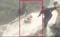 فرار از مرگ مامور پلیس حین انتقال جسد در بالای آبشار!