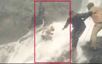 فرار از مرگ مامور پلیس حین انتقال جسد در بالای آبشار!