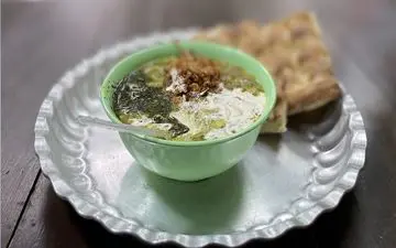 طرز تهیه آش رشته با ماست و کشک؛ غذای سنتی شمالی با طعمی بی‌نظیر