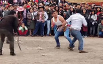 کتک کاری با مشت و لگد رسمی عجیب برای حل اختلافات شخصی!