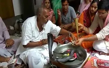 انجام مراسم عجیب نیایش مذهبی با مار کبرا!