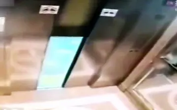 سقوط آسانسور هنگام سوار شدن زن میانسال + فیلم