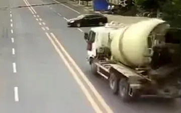 تصادف مرگبار و له شدن راننده در اتوبان + فیلم