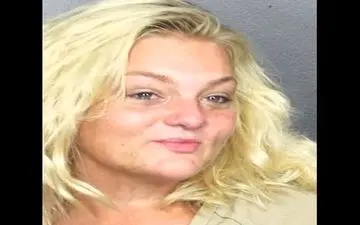 کار غیرانسانی زن بیمار با سگ هایش +عکس