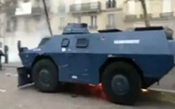 ورود خودروهای زرهی به صحنه اعتراضات پاریس