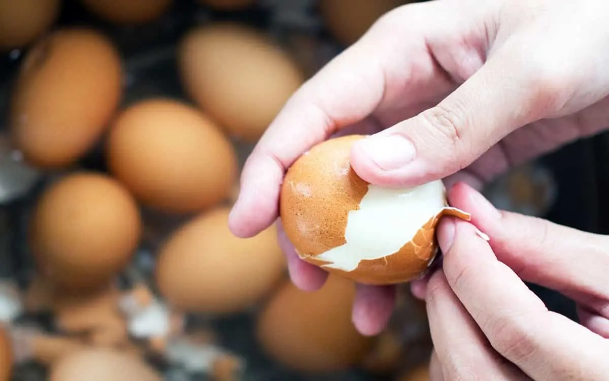 ۱۰ ترفند هوشمندانه برای جدا کردن پوست تخم‌مرغ