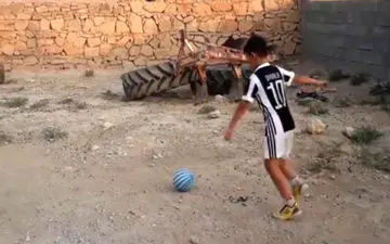 پسربچۀ مشهور ایرانی نتوانست کفش آدیداس را از زیدان و بکام دریافت کند 