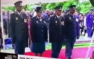 سوتی خنده دار افسران ارشد پلیس آفریقای جنوبی در مراسم خاکسپاری