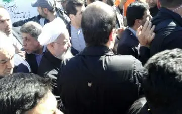 رئیس جمهور در حال بازدید از  مسکن مهر سرپل ذهاب 