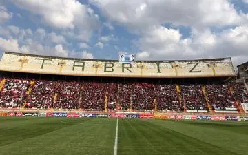 حاشیه بازی تراکتور با پیکان/تجلیل از خانواده شهدا در ورزشگاه و خوش و بش گرم اخباری و مظاهری