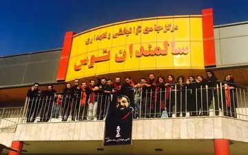 گزارش تصویری از حضور اعضای کانون هواداران خراسان با شال های قرمز رنگ و تصویر رضا صادقی در آسایشگاه سالمندان توس در شب یلدا

