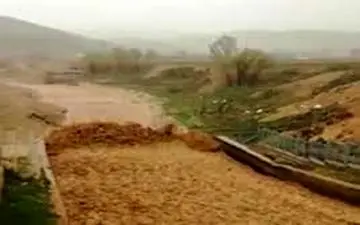 لحظه رسیدن سیلاب سهمگین به شهرستان کوهرنگ + فیلم