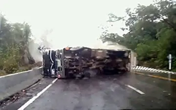 فرار موتورسوار خوش شانس از برخورد با کامیون + فیلم