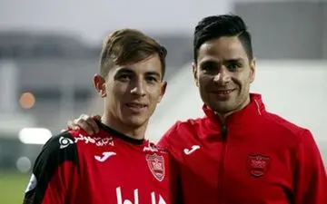 عکس/ دو بازیکن پرسپولیس در حال کشیدن قلیان