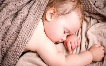 علت دمر خوابیدن نوزاد چیست؟