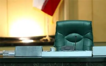 آقازاده‌ها پشت سر یکدیگر برای کار وارد شهرداری می‌شوند و بر کرسی‌های ریاست می‌نشینند