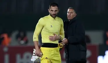 حواشی دربی 106؛ مربی پرسپولیس لباس سنگربان استقلال را به یادگار گرفت