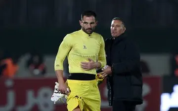 حواشی دربی 106؛ مربی پرسپولیس لباس سنگربان استقلال را به یادگار گرفت