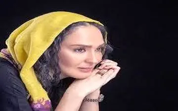 پوشش و میکاپ زهره فکور در یک فروشگاه آرایشی بهداشتی