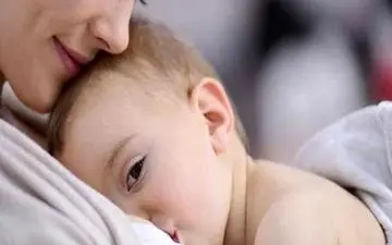 آیا در دوران شیر دادن به نوزاد، مادران مجاز به دریافت بی‌رویه کالری هستند؟