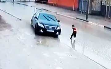 لحظه دلهره آور نجات کودک از زیر چرخ تریلی/فیلم