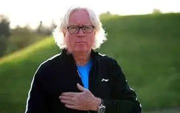 چراغ سبز آبی پوشان به وینفرد شفر 