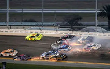 برخورد 19 ماشین رالی در مسابقات اتومبیل‌رانی