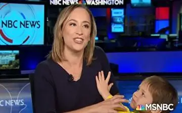 حضور ناگهانی کودک ۴ ساله مجری در برنامه زنده