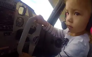 دختربچه دو ساله‌ای که خلبان شد!