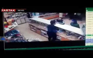 حمله به کارکنان داروخانه؛ مشتری با شنیدن جواب نه، با قمه به جان متصدی داروخانه افتاد + فیلم