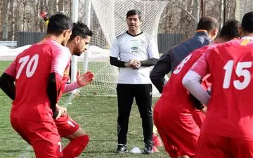  تبریک بازیکنان به کریم باقری در روز تمرین پرفشار پرسپولیس