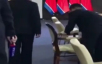 تمیز کردن صندلی رهبر کره شمالی پیش از دیدار با پوتین + فیلم 