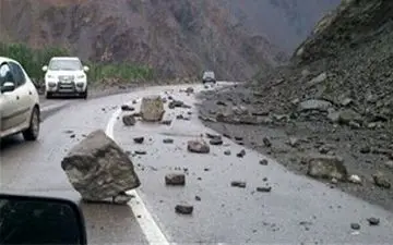 ریزش سنگ در محور کندوان یک فوتی و یک مصدوم برجای گذاشت