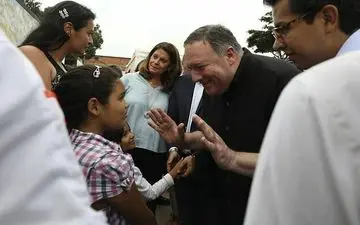 پامپئو با مهاجران ونزوئلایی در مرز کلمبیا دیدار کرد