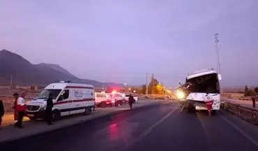 تصادف در محور میامی به سبزوار/ ۱۰ مصدوم در پی برخورد اتوبوس و کامیون