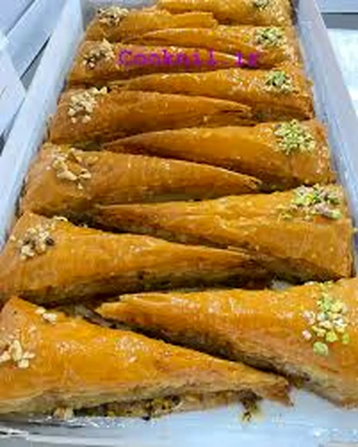 طرز تهیه باقلوا پیتزایی خوشمزه و پسته ای !