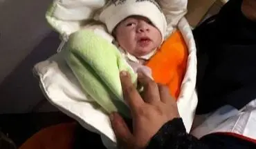 عکس/ به دنیا آمدن نوزاد پس از زلزله