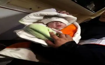 عکس/ به دنیا آمدن نوزاد پس از زلزله