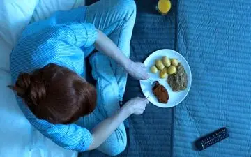 غذا خوردن قبل از خواب باعث اضافه وزن می شود