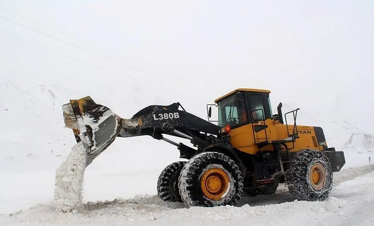
خودروهای گرفتار شده برف در محور هراز امدادرسانی می‌شوند‌