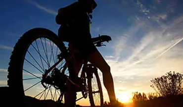نوجوانی که تلاش دارد رکورد دوچرخه سواری را برعکس ثبت کن