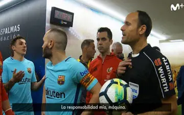 پاسخ غیرقابل قبول داور جنجالی به بازیکنان بارسلونا