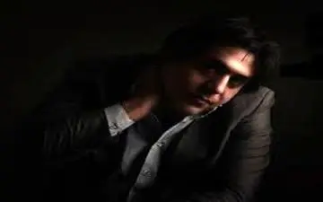 عکس عاشقانه آقای خواننده کنار خانم مجری