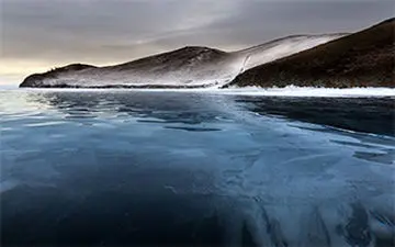 اقدام قابل تحسین یک مرد جوان در نجات پیرزن 70 ساله از رودخانه یخ زده + فیلم