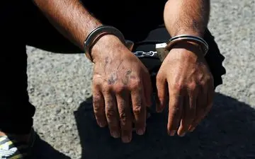 چاقوچاقو کردن جوان کرمانی / بازداشت قاتل فراری بعد از 13 سال