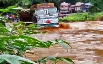 بلعیده شدن کامیون توسط رودخانه خروشان
