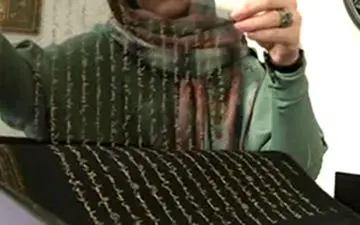 نگارش اولین قرآن ابریشمی جهان + فیلم