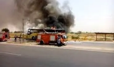 آتش سوزی اتوبوس ولوو با ۳۰ مسافر در آزادراه قم - تهران