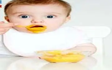 تحقیقات نشان می دهد که برخی از والدین خیلی زود غذای کمکی را برای فرزند خود شروع می کنند.